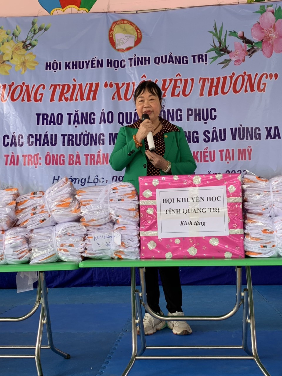 Nhà giáo Nguyễn Thị Hồng Vân trong chuyến đi thăm các điểm trường ở Hướng Hóa - Ảnh: NVCC